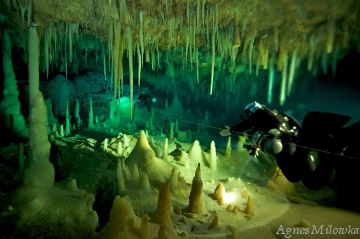 Agnes Milowka_Bahamas cave diving