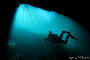 Agnes Milowka_cave diving solo