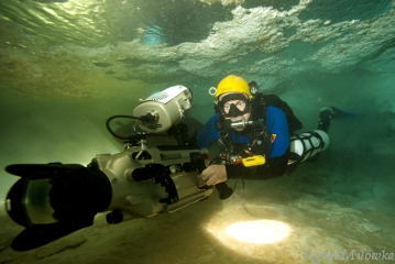 Agnes Milowka_Wes Skiles cave diving Bahamas