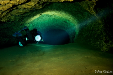 Wes Skiles_Agnes Milowka exploring cave